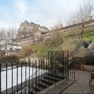 Charming 1 Bed With Castle View Apartamento