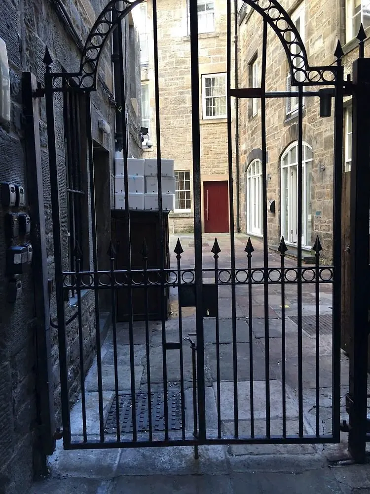 Stay Edinburgh City Apartments - Royal Mile 0*,